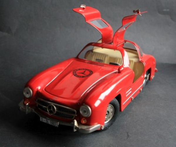 Märklin Mercedes-Benz 300 SL Flügeltürer 1956 Metallmodell (3677)